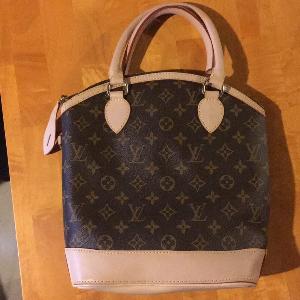 Lv locking bag used good condition